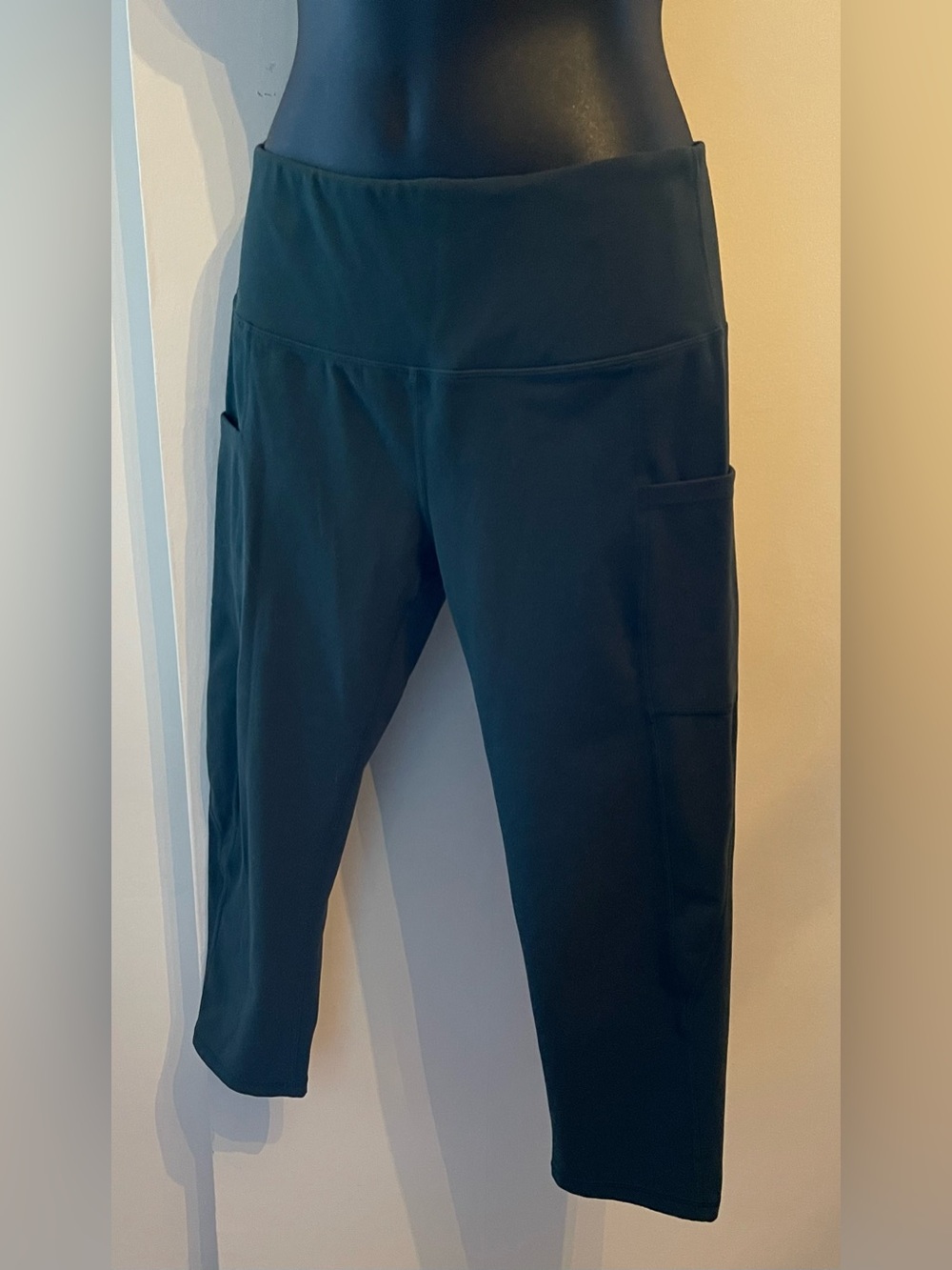 Along Fit Green Capri Leggings with Side Pockets Size M